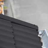 Detail van de Gitzwart RAL 9005 windveer aan de dakrand