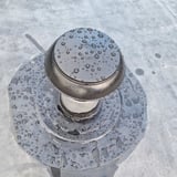 Woonruimte-/ontluchter DACHPROTECT op dakvlak, bedekt met waterdruppels
