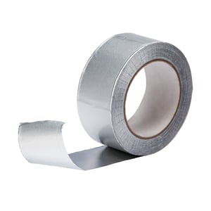 Aluminium tape rol, zilver, licht afgerold, op witte achtergrond