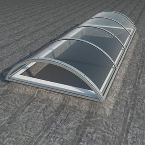 Alumon lichtkoepel van helder polycarbonaat, 10 mm, gemonteerd op donker plat dak
