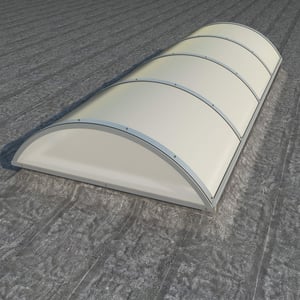 Alumon lichtkoepel van 10 mm polycarbonaat opaal wit, op donker plat dak