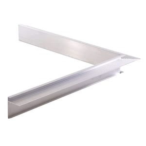 Binnenhoek van blank aluminium, van bovenaf gezien, met geribbelde bovenzijde