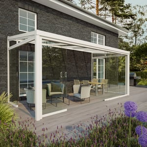 Glazen schuifwanden zijwand in RAL 9001, breedte 3,00 m als aanbouw aan een huis