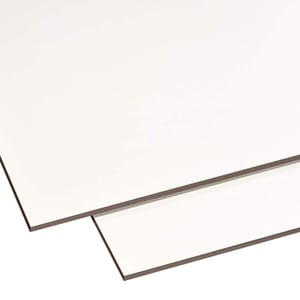 HPL plaat 8 mm Zuiverwit, twee platen schuin over elkaar, bruine randen
