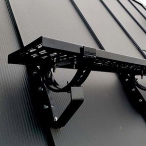 Looprooster set, antracietgrijs verzinkt staal, gemonteerd op dak met profielplaten, zijaanzicht
