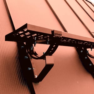 Looprooster set van verzinkt staal in Koperbruin (RAL 8004) gemonteerd op een dak, detail