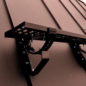 Looprooster set van verzinkt staal, RAL 8017 Chocoladebruin, gemonteerd op een dak