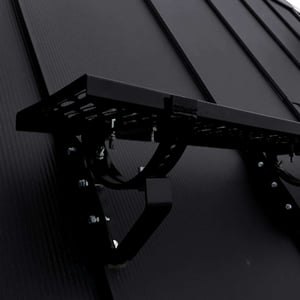 Looprooster set, gitzwart verzinkt stalen looprooster op een dak met profielplaat, van Polmetal