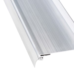 Wandaansluitprofiel van blank aluminium, detail van de profielvorm met bevestigingsgroef