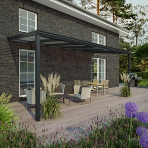 Terrasoverkapping in RAL 7016 met 8,00 mm glazen dak aan een huis met houten terras