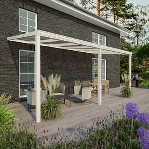 Terrasoverkapping RAL 9001, 16 mm, aan een huis met donkere bakstenen gevel