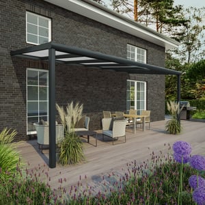 Terrasoverkapping in RAL 7016 met 16 mm polycarbonaat dak, gemonteerd aan huis, hoofdweergave