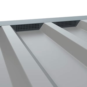 Geperforeerd tandprofiel, antracietgrijs RAL 7016, gemonteerd op damwandplaat, detail van de ventilatiegaten
