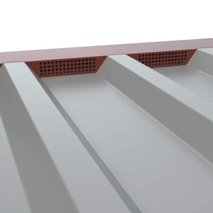 Geperforeerd tandprofiel, roodbruin RAL 8012, gemonteerd op damwandplaat, detail van de perforatie