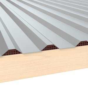 Geperforeerd tandprofiel, roodbruin, onder een damwandplaat op houtconstructie, detail van de perforatie