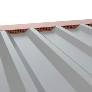 Geperforeerde tandplaat, koperbruin RAL 8004, gemonteerd op grijze damwandplaat, detail