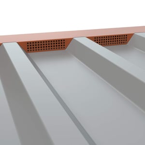 Geperforeerd tandprofiel, Koperbruin RAL 8004, op damwandplaat gemonteerd, detail van de perforatie