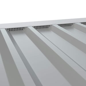 Geperforeerd tandprofiel, Zilver-Metallic, op damwandplaat gemonteerd, ventilatiegaten zichtbaar