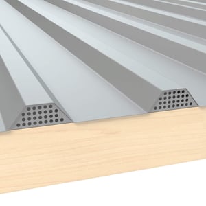 Geperforeerd tandprofiel Zilver-Metallic RAL 9006, 0,75 mm staal, op houtconstructie onder damwandplaat
