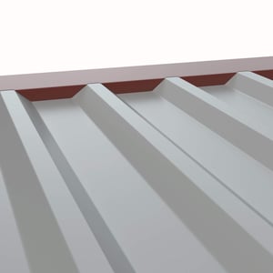 Tandplaat ongeperforeerd, roodbruin RAL 8012, gemonteerd op damwandplaat, detail van profielaanpassing