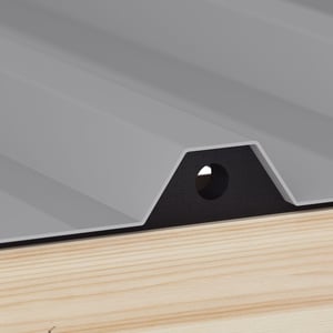 Profielvuller van zwart schuim onder grijze damwandplaat op houten onderconstructie, met ventilatiegat