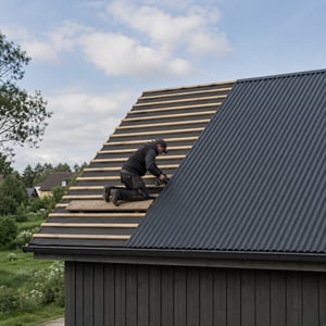 Handleiding voor het leggen van metalen golfplaten op dak en wand