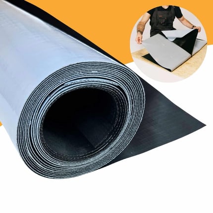 EPDM dakfolie Easystick, zwart, opgerold, met toepassingsvoorbeeld op de achtergrond