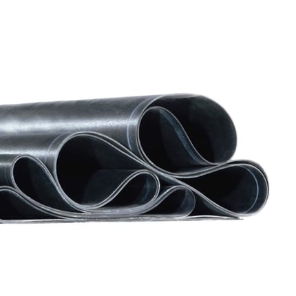 EPDM dakfolie zwart 1,50 mm, opgerold, close-up op witte achtergrond