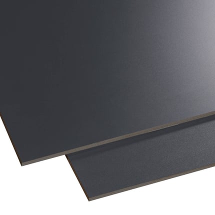 Twee HPL platen 6 mm Antracietgrijs, licht overlappend, op een witte achtergrond