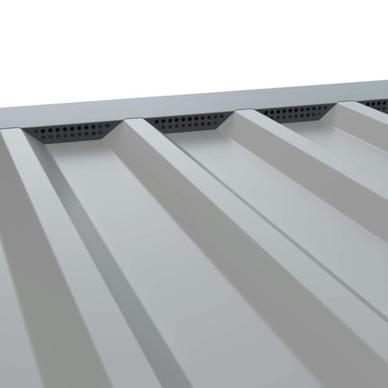 Geperforeerd tandprofiel, antracietgrijs RAL 7016, gemonteerd op damwandplaatprofiel, detail