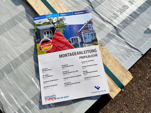 Levering van metalen platen met montagehandleiding Verpakte metalen platen met bijgevoegde montagehandleiding â voorbeeld voor levering en controle van de goederen.