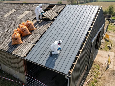 Montage van damwandplaten na demontage van oude dakplaten