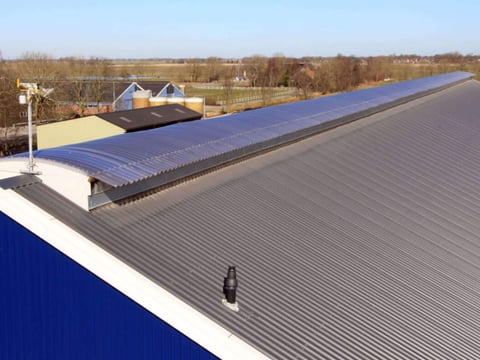 Gebogen Stabilight lichtstraten op een commercieel dak, zorgen voor helderheid en zijn weerbestendig