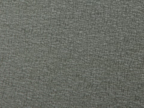 Detailweergave van een metalen plaat met een 35 µm dikke matte polyester coating voor esthetische bescherming en duurzaamheid