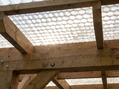 Detailweergave van een carportdakbedekking met lichtplaten van polycarbonaat voor maximale helderheid