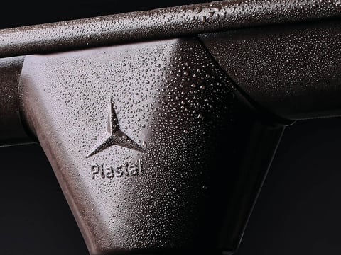 Close-up van een Plastal gootverbindingsstuk met druppels - focus op verbindingstechnologie