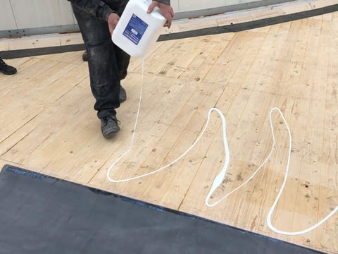 Toepassing van EPDM-contactlijm op een dakrand