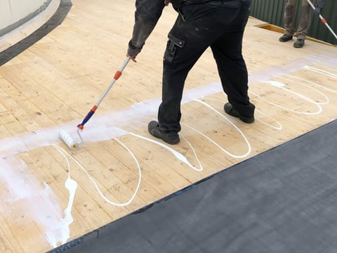 Het gladstrijken van de EPDM folie voor een luchtbelvrije afdichting