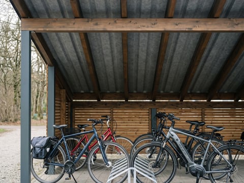 Damwandplaat met anti-condens-vilt voor een fietsenoverkapping