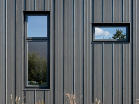 Detailaanzicht damwandplaat-gevel met verticale montage in antraciet