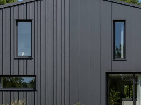Vergelijking van een damwandplaat-gevel met zichtbare en een felsgevel met verdekte bevestiging