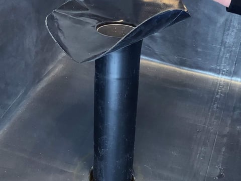 Doorsnede van een platdakafvoer met EPDM-aansluitflens