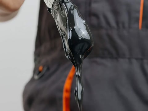 Eenvoudig aanbrengen van vloeibaar kunststof met een kwast op een schoorsteenaansluiting