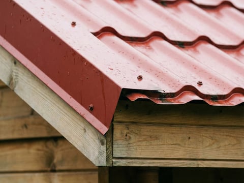 Detailweergave tuinhuis-dak met dakpanplaatbedekking