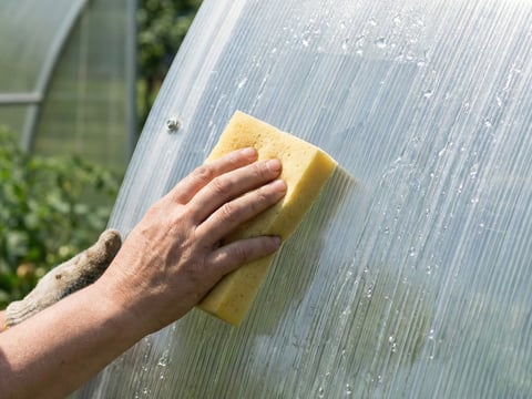 Reiniging van kanaalplaten voor maximale lichtdoorlaatheid