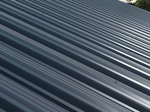 Detailopname van een warmdakplaat voor de bouw van industriële hallen