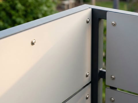 Balkonbekleding met robuuste massieve HPL-platen