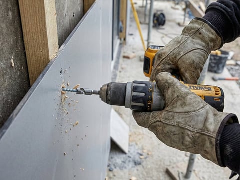 Vakkundige schroefverbinding van een massieve plaat met uitzettingsspeling