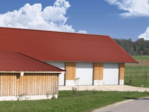 Slijtvaste rode profielplaten die milieuvriendelijk zijn en gemakkelijk te integreren in landelijke architectuur