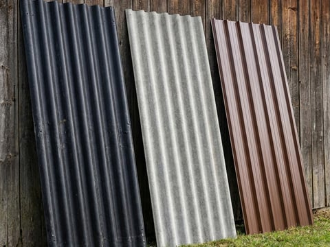 Profielplaten van gerecycled kunststof in directe materiaalvergelijking